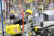 지난 14일 중국 산둥성 칭다오시의 한 자동차 조립 공장에서 한 노동자가 조립 작업을 하고 있다. AFP=연합뉴스