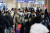 20일 인천국제공항 출국장에서 마스크를 착용한 승객들이 이동을 하고 있다. 뉴스1