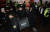 국가정보원 관계자들이 지난 18일 오후 서울 중구 민주노총 서울 사무실을 압수수색한 후 압수품 상자를 들고 나가고 있다. 뉴스1