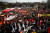 19일(현지시간) 정년을 64세로 연장하는 프랑스 마크롱 정부의 연금개혁안에 반대하는 ‘검은 목요일’ 시위에 참여한 시민들이 서부 생-나제르에서 집회를 열고 있다. [로이터=연합뉴스]
