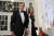 베르나르 아르노 LVMH 회장(왼쪽)이 아내 엘렌 메르시에 아르노와 지난해 12월 1일 워싱턴DC 백악관에서 열린 조 바이든 미국 대통령과 에마뉘엘 마크롱 프랑스 대통령과의 국빈만찬을 하러 입장하고 있다. AP=연합뉴스