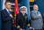 미 해군 십자훈장 받은 한국전 참전용사 로이스 윌리엄스(가운데). 사진 카를로스 델 토로 미 해군성 장관 트위터 캡처
