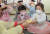지난해 1월 설 연휴를 앞두고 대전 대덕구 푸른어린이집 원생들이 한복을 곱게 차려입고 세배를 배우고 있다. 뉴스1