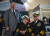 미 해군 십자훈장 받은 한국전 참전용사 로이스 윌리엄스(가운데). 사진 카를로스 델 토로 미 해군성 장관 트위터 캡처