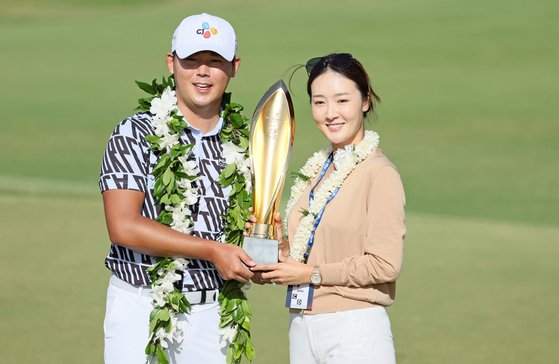 김시우가 15일 (현지시간) 하와이주 호놀룰루의 와이알레이 컨트리클럽에서 열린 PGA 투어 소니오픈서 짜릿한 역전승으로 통산 4번째 우승했다. 부인 오지현씨와 트로피를 들고 기뻐하고 있다. AFP= 연합뉴스