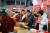 국민의힘 당권주자인 윤상현 의원이 21일 설 연휴를 맞아 대전 중앙시장을 방문해 지지자들과 악수를 나누고 있다. 사진=윤상현 의원실 제공