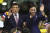 2020년 11월 14일 태국 방콕에서 마하 와찌랄롱꼰 태국 국왕(왼쪽)과 수티다 왕비가 손을 흔들고 있다. AP=연합뉴스