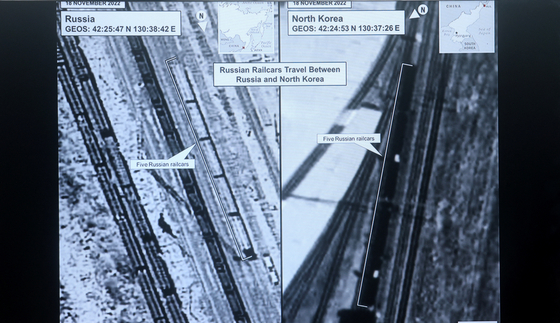 미국 백악관이 지난 20일 러시아와 북한의 철도를 찍은 위성 사진을 공개했다. 열차가 지난해 11월 18일 러시아를 출발(왼쪽)해 다음날 북한에 도착해 무기를 싣고 다시 러시아로 향하는(오른쪽) 모습이 담겼다. 로이터=연합뉴스
