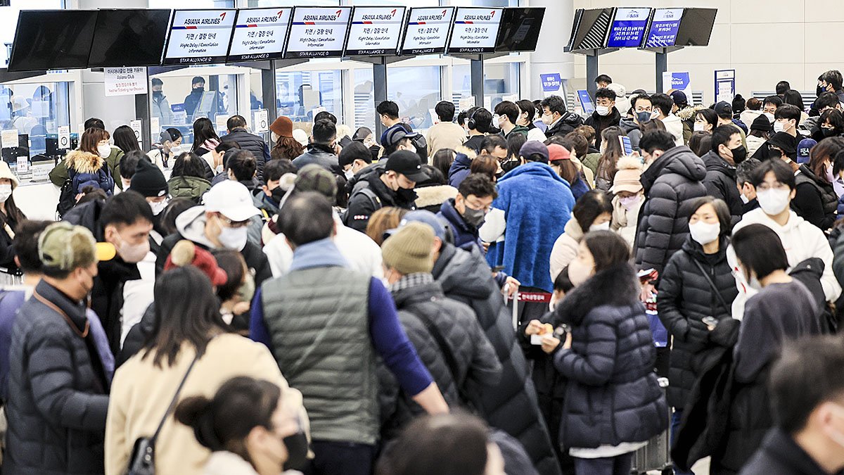 대기표를 구하려는 승객들로 24일 제주공항이 붐비고 있다. 연합뉴스