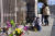몬터레이 파크의 댄스홀에서 벌어진 총격 사건으로 희생된 이들을 추모하기 위해 시민들이 댄스홀 주변에 꽃을 가져다 놓고 있다. AP=연합뉴스
