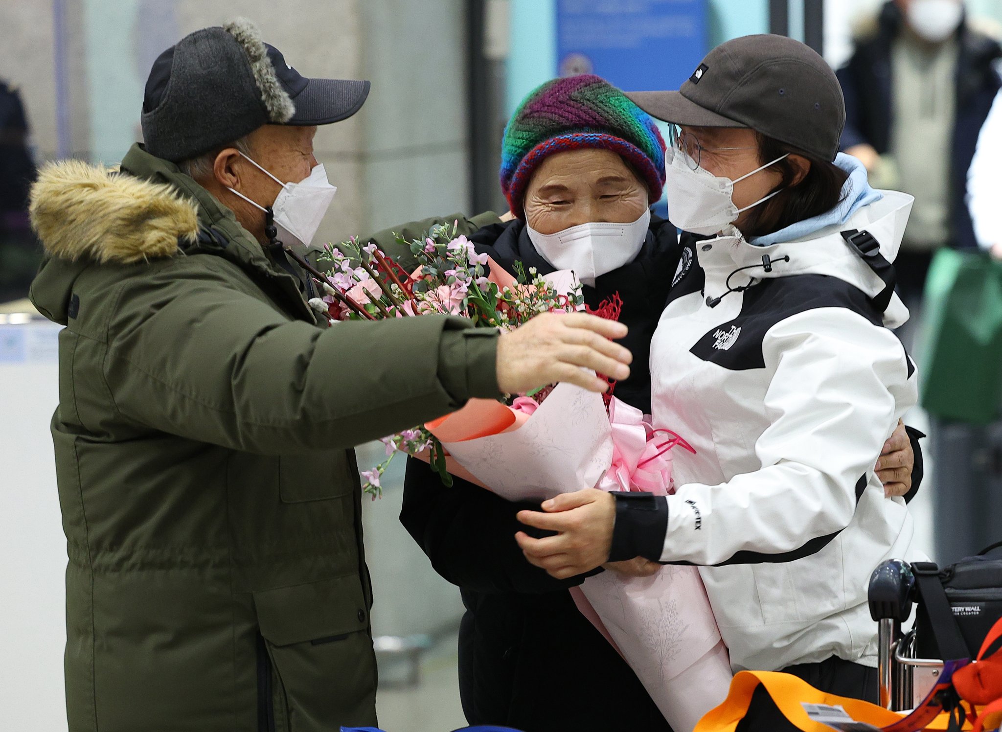 부모님과 인사 나누는 김영미 대장. 연합뉴스