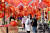 시민들이 20일 허베이(河北)성 싱타이(邢台)시 난허(南和)구의 한 시장에서 설맞이 용품을 구매하고 있다. 사진 신화통신