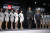 지난 13일 도쿄 인근 치바에서 열린 도쿄 자동차 대회에서 도요다 아키오 도요타 최고경영자(CEO·오른쪽에서 다섯째)가 경주 대회에 대해 설명하고 있다. AP=연합뉴스