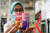 인도네시아의 한 약사가 22일 기침 시럽 약품을 보여주고 있다. EPA=연합뉴스