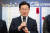 이재명 더불어민주당 대표가 25일 서울 여의도 국회에서 열린 을지로위원회 상생 꽃달기 행사에서 격려사를 하고 있다. 뉴스1