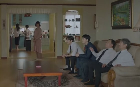 카카오TV 드라마 ‘며느라기’의 명절 풍경. 남녀 불평등한 행태가 적나라하다. [방송캡처]