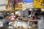 미국 로스엔젤레스의 그랜드 센트럴 마켓의 한 음식 가게에서 손님이 돈을 내고 있는 모습. [AP=연합뉴스]