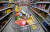 영국 런던 중심부의 수퍼마켓의 한 쇼핑카트에 식료품이 담겨 있다. 지난달 영국 소비자물가 상승률은 1.5%로 가계에 큰 압박을 주고 있다. EPA=연합뉴스