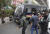 인도 경찰이 1월 25일 뉴델리에 있는 자미아 밀리아 이슬라미아 대학 밖에서 인도 학생 연맹 활동가를 연행해가고 있다. AP=연합뉴스