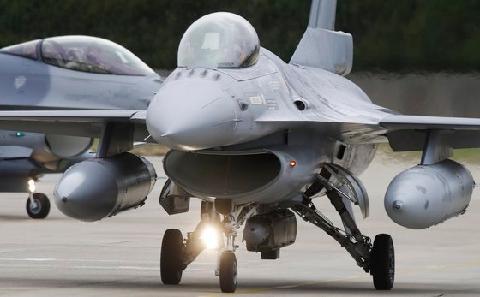 탱크 받는 우크라, 이젠 F-16? "핵무기 말고 못받을 건 없다"