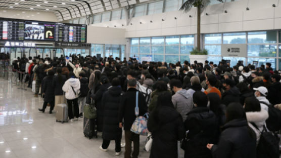 제주공항 운항 재개…귀경 항공권 구하려 3만명 줄섰다