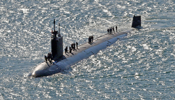 마크 에스퍼 전 미국 국방장관은 25일(현지시간) 미 전랼국제문제연구소(CSIS)가 주최한 대담에서 중국의 해군력을 견제하기 위해 매년 3척 이상의 버지니아급 핵추진 잠수함을 건조해야 한다고 주장했다. 사진은 지난 2016년 2월 16일 버지니아급 핵잠수함인 노스캐롤라이나함이 부산 해군작전기지에 입항하는 모습. 중앙포토