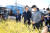 정황근 농림축산식품부 장관(앞줄 가운데)이 지난해 10월 전북 익산의 가루쌀 농가를 찾아 설명을 듣고 있다. 농림부