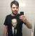 스웨덴 출신의 친러시아 언론인 창 프릭이 블라디미르 푸틴 대통령의 얼굴이 새겨진 티셔츠를 입고 사진을 찍고 있다. 사진 트위터 캡처