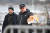 덴마크 극우정당 '강경 노선'의 라스무스 팔루단 대표(오른쪽)이 지난 21일 스웨덴 스톡홀름 튀르키예 대사관 밖에서 열린 시위에서 이슬람 경전인 코란 사본을 태우고 있다. 로이터=연합뉴스