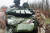 우크라이나 군인들이 13일 도네츠크 지역에서 파괴된 러시아 탱크 T-72BV를 살펴보고 있다. 로이터=연합뉴스