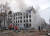 2일 우크라이나 제2도시 하르키우(하리코프)에서 러시아군의 공습으로 하리키우 국립대학 건물이 파괴되고 화재가 발생해 소방관들이 진화하고 있다. [로이터=연합뉴스] 