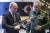 지난해 12월 블라디미르 푸틴 러시아 대통령(왼쪽)과 세르게이 쇼이구 러시아 국방장관이 모스크바 국방통제센터에서 열린 러시아 국방부 이사회 연장회의에 참석한 후 군사 전시회를 방문하고 있다. [AP=연합뉴스]
