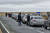 러시아와 카자흐스탄 국경 지역인 러시아 첼랴빈스크주 마린스키에서 지난달 27일(현지시간) 카자흐스탄으로 탈출하기 위한 자동차 행렬이 길게 늘어서 있다. AP=연합뉴스