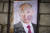 지난달 16일(현지시간) 우크라이나 남부 헤르손의 한 교도소 인근에 블라디미르 푸틴 러시아 대통령의 사진이 바닥에 내동댕이쳐져 있다. AP=연합뉴스