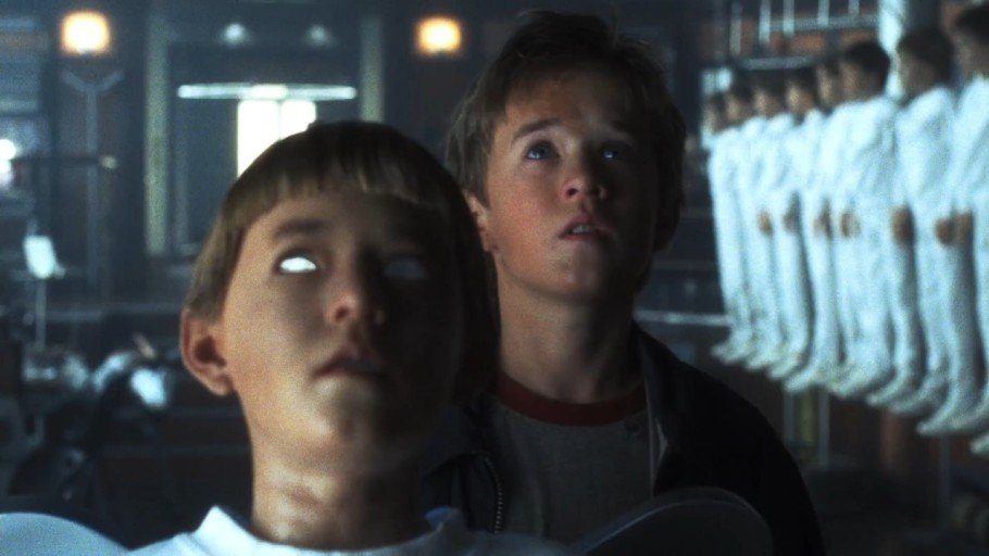 왼쪽부터 스티븐 스필버그 감독의 영화 ‘A.I.(에이아이)’(2001)와 크리스 콜럼버스 감독의 영화 '바이센테니얼맨'(1999)의 한 장면.