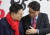국민의힘 당권주자인 윤상현(오른쪽) 의원과 황교안 전 대표가 18일 오후 대전 중구 국민의힘 대전시당에서 열린 2023 대전시당 신년인사회에 참석해 대화하고 있다. 뉴스1