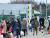 2일(현지시간) 우크라이나 출국 검문소에서 폴란드로 향하는 피란민들. 김현기 특파원