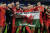 베일은 웨일스 국가대표 경기 때 ‘웨일스, 골프, 마드리드. 이 순서대로’라고 적힌 국기를 펼쳐 논란이 됐다. 사진 폭스스포츠 캡처