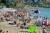 러시아 관광객들이 지난 7월 15일 크림반도의 가장 큰 도시인 세바스토폴의 흑해 해변에서 휴식을 취하고 있다. AFP=연합뉴스