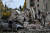 우크라이나 현지 구조대원들이 10일 전날 러시아 로켓 공격을 받은 도네츠크주 차시브 야르 마을의 아파트 잔해 속에서 사람들을 찾고 있다. AFP=연합뉴스