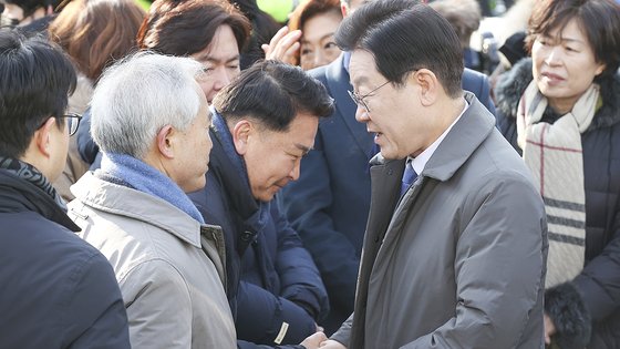 검찰 출석에 앞서 더불어민주당의원들과 인사하는 이재명 대표. 연합뉴스