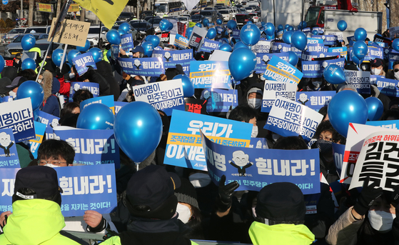 이재명 더불어민주당 대표 응원 집회 참가자들은 28일 서울중앙지검 앞에서 "이재명을 지키는 게 민주당을 지키는 것" "우리가 이재명이다" 등의 구호를 외쳤다. 뉴스1