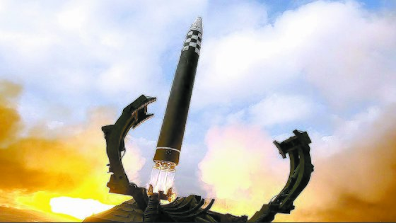 북한은 지난해 11월18일신형 대륙간탄도미사일(ICBM) '화성포-17형'을 시험발사했다. 노동신문=뉴스1