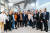 블라디미르 푸틴 대통령이 25일(현지시간) 러시아 학생의 날을 맞아 모스크바 주립대학을 찾아 학생들과 함께 기념사진을 촬영하고 있다. AFP=연합뉴스