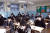 실내마스크 해제 첫날인 30일 오전 광주 서구 서석중학교에서 학생들이 교실 내부에서도 마스크를 쓰고 있다. 뉴스1