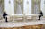 블라디미르 푸틴 러시아 대통령(왼쪽)과 에마뉘엘 마크롱 프랑스 대통령이 지난 7일(현지시간) 러시아 모스크바 크렘린궁에서 정상회담을 열고 우크라이나 사태를 논의하고 있다.[로이터=연합뉴스]