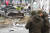 24일(현지시간) 우크라이나 수도 키예프 거리에 떨어진 포탄 잔해. [AFP=연합뉴스]