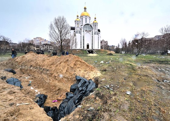 러시아군이 퇴각한 후 키이우 인근 부차의 교회에서 발견된 민간인 집단 매장지. AFP=연합뉴스