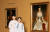 ‘합스부르크 600년, 매혹의 걸작들: 빈미술사박물관 특별전’을 찾은 고명성(왼쪽) 학생모델·김예나 학생기자가 뮤지컬·영화로도 유명한 엘리자베트 황후 초상화 앞에서 포즈를 취했다. 