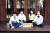 서연우·홍예원·나예현 학생기자와 문시윤 학생모델(왼쪽부터)이 전북 전주시 완산구 우리놀이터 마루달을 찾아 전통 실내 놀이 5종을 배웠다. 